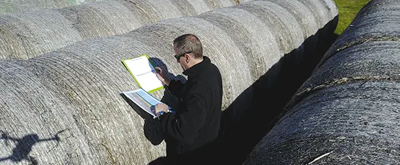 Expert cheking the bales